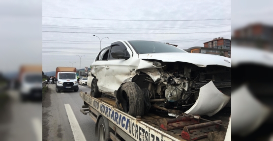 TEM'DE İKİ OTOMOBİL ÇARPIŞTI: 1'İ ÇOCUK 3 YARALI