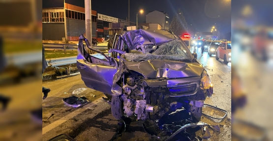 ZİNCİRLEME KAZAYA KARIŞAN ARAÇ KAĞIT GİBİ EZİLDİ: 1’İ AĞIR 3 YARALI