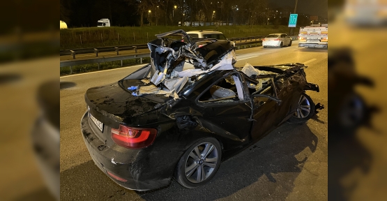 TEM’DE TIRA ÇARPAN OTOMOBİLİN TAVANI KOPTU: 1 ÖLÜ, 2 YARALI