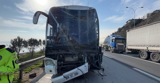 TEM’DE YOLCU OTOBÜSÜ, TIR VE HAFİF TİCARİ ARAÇ ÇARPIŞTI : 1’İ AĞIR 9 YARALI
