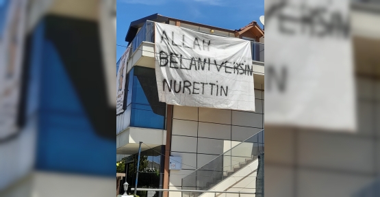 Binaya Asılan Dev Pankartı Gören Dönüp Bir Daha Baktı