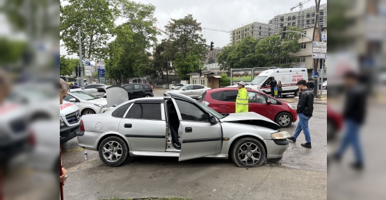 Kavşakta Otomobiller Çarpıştı: 3 Yaralı