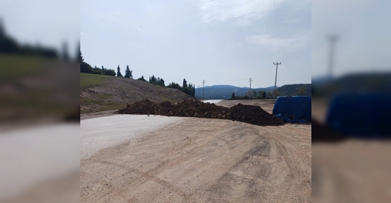 MÜTEAHHİT YOLU TOPRAKLA KAPATINCA SÜRÜCÜLER EVLERİNE GİDEMEDİ