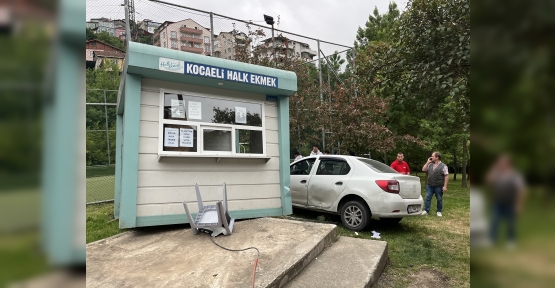 OTOMOBİL HALK EKMEK BÜFESİNE ÇARPTI: 2 YARALI