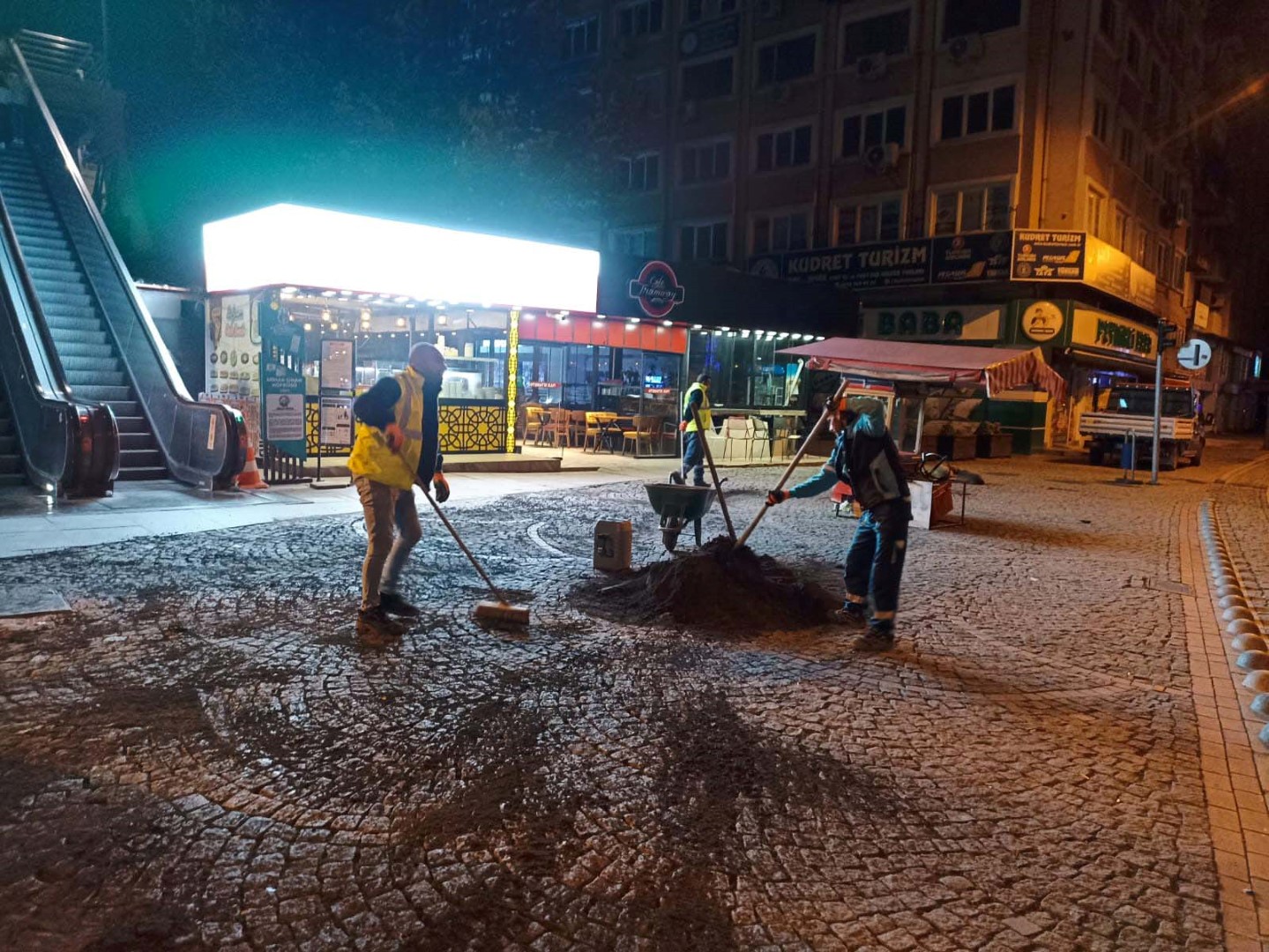 Yol Bakım Timi Gece Geç Saatlerde De Yollarda