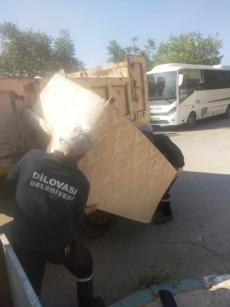 Dilovası’nda Çöpe Atılan Ev Eşyaları Bertaraf Ediliyor