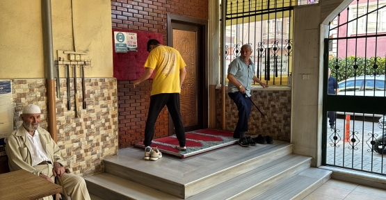 DUR İHTARINA UYMADI, NAMAZ KILMA BAHANESİYLE CAMİDEN KAÇTI