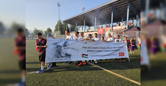 Filistin Bayraklı Forma Giyerek Maça Çıktılar