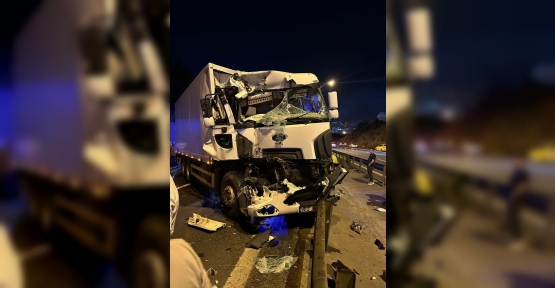 İKİ KAMYON VE MOTOSİKLET BİR BİRİNE GİRDİ, OTOYOL SAVAŞ ALANINA DÖNDÜ