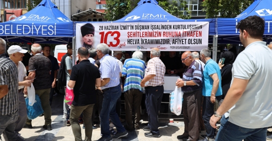 İzmit Belediyesi Kurtuluşun 103’üncü Yıldönümünde Şehitler Anısına Helva Dağıttı