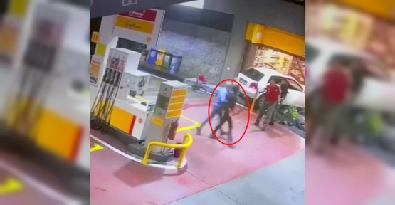 ÖNCE OTOMOBİLİYLE EZMEYE ÇALIŞTI, YETMEDİ BIÇAKLA KOVALADI..!