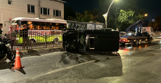 OTOMOBİLLE ÇARPIŞAN CİP KALDIRIMDA YÜRÜYEN GENÇLERİN ARASINA DALDI: 2 ÖLÜ