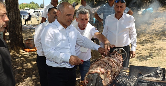 Başkan Söğüt, Cağ Kebabı Kesip İkram Etti