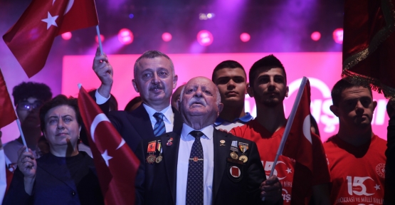 BAŞKAN BÜYÜKAKIN: ‘’BU MİLLET BİR GECEDE KARANLIĞI AYDINLIĞA DÖNÜŞTÜRDÜ’’