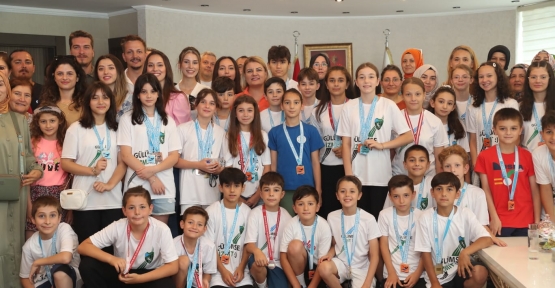 Başkan Hürriyet, Başarılı Yüzücüleri Ağırladı