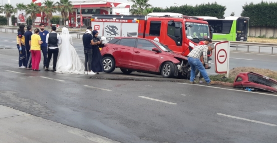DÜĞÜNE SAATLER KALA GELİN VE DAMAT KAZA YAPTI: 5 YARALI .