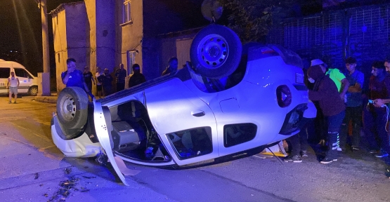 KALDIRIMA ÇARPAN ARAÇ TAKLA ATTI: 1 YARALI