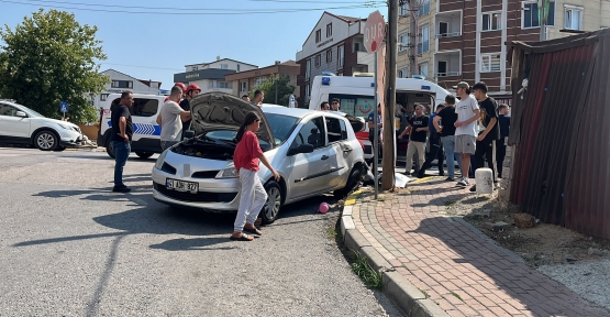 KAVŞAKTA KAZA YAPAN OTOMOBİL ORTALIĞI BİRBİRİNE KATTI: 2’Sİ YAYA 4 YARALI