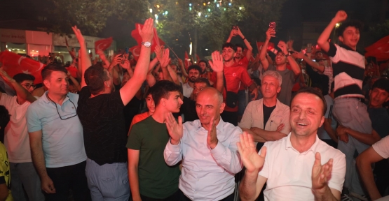 Körfez’de Milli Maç Coşkusu: Taraftarlar Meydanı Doldurdu