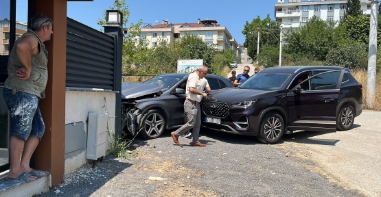 OTOMOBİL ÖNCE CİPE, ARDINDAN DUVARA ÇARPTI