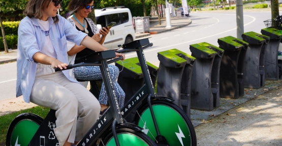 Pedal Çevirerek Telefonları Şarj Ediyorlar