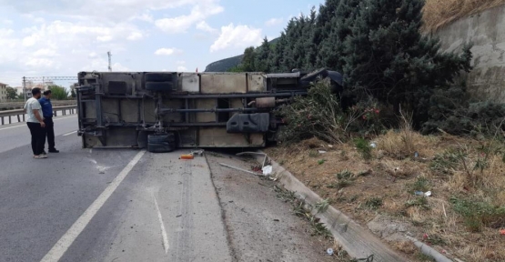 Sürücüsünün Uyuduğu İddia Edilen Kamyon Devrildi