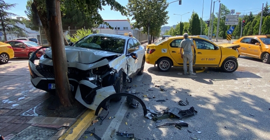 TİCARİ TAKSİ İLE OTOMOBİL ÇARPIŞTI: 2 YARALI
