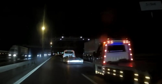TRAFİK MAGANDALARI BU KEZ ÇEKİCİ SÜRÜCÜSÜ ÇIKTI: İKİ OTOMOBİL SÜRÜCÜSÜNÜ YOL BOYUNCA TACİZ ETTİLER