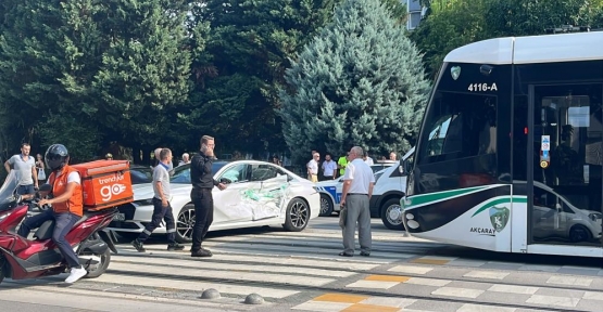 Tramvay Otomobile Çarptı: 3 Yaralı