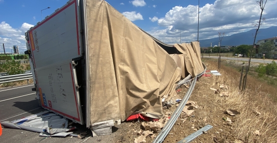 Virajı Alamayan Kağıt Rulo Yüklü Tır Devrildi: 1 Yaralı