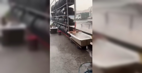 Yağmur Sonrası Köprü Şelaleye Döndü, Çocuklar Böyle Eğlendi
