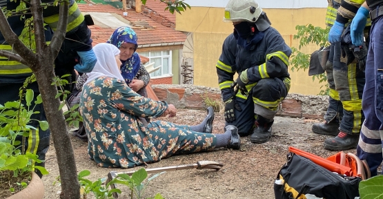 Yaşlı Kadın Tavukları İçin Çıktığı Çatıda Mahsur Kaldı