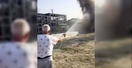 Ahşap Evde Çıkan Yangını Hortumla Söndürmeye Çalışsa da Başarılı Olamadı