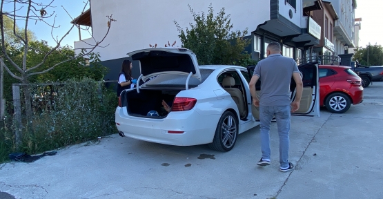 HAYALET EKRAN HIRSIZLIĞI: OTOMOBİLİN CAMINI KIRIP ÇALDILAR