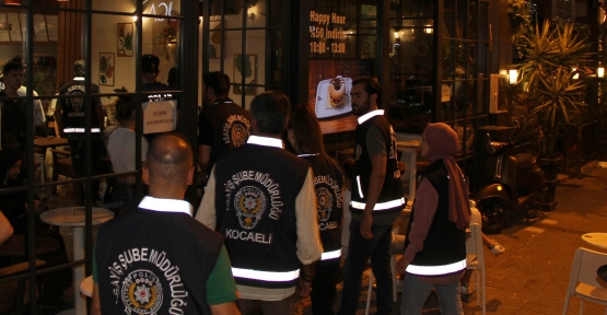 İzmit'te 2 Günde 958 Şahıs Ve 45 Araç Polis Kontrolünden Geçti