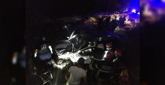 KAMYONLA ÇARPIŞARAK TAKLA ATAN OTOMOBİL 15 METREDEN UÇTU: 2 YARALI