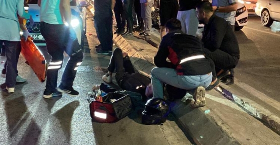 MOTOSİKLET, KIRMIZI IŞIKTA BEKLEYEN OTOMOBİLE ARKADAN ÇARPTI: 2 YARALI