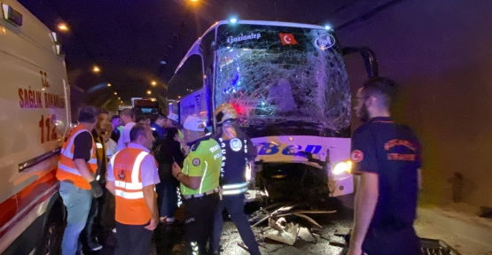 TIR, OTOMOBİL VE 2 OTOBÜSÜN KARIŞTIĞI KAZADA ORTALIK SAVAŞ ALANINA DÖNDÜ: 15 YARALI