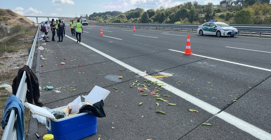 TIRLA ÇARPIŞAN ARACIN KAPISI KOPTU: YOLCU YOLA DÜŞTÜ