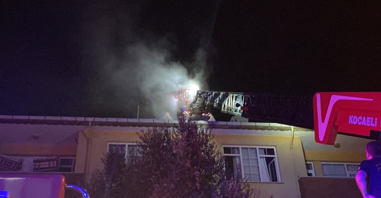 Çatıdaki Yangın Mahalleliyi Sokağa Döktü