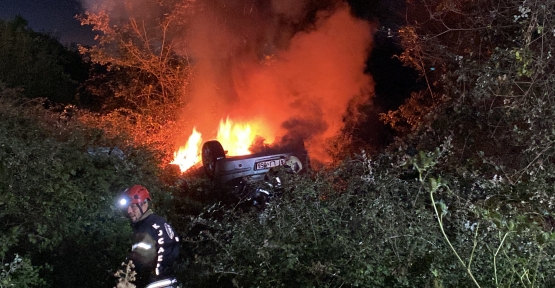 TAKLA ATAN OTOMOBİL ALEV ALEV YANDI, PENCEREDEN ÇIKARAK KURTULDULAR