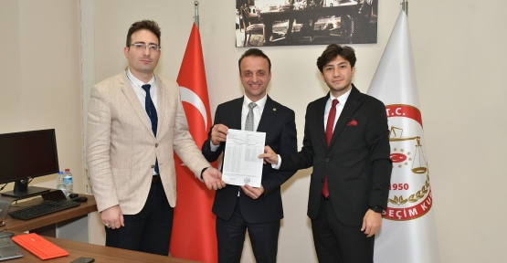 AK Partili Okudan Mazbatasını Aldı