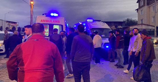 GENÇLERİN BIÇAKLI SOPALI KAVGASI KANLI BİTTİ: 1'İ AĞIR 2 YARALI