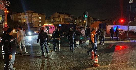 KOCAELİ'DE İKİ ARAÇ TRAFİK IŞIKLARINDA ÇARPIŞTI: 1 YARALI