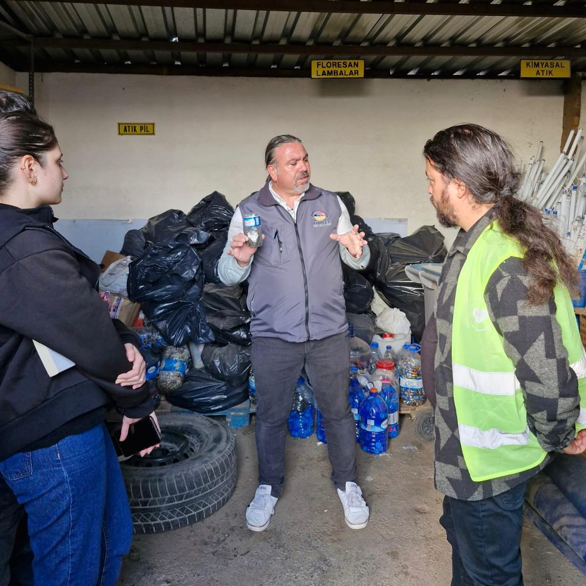 SAHİLLERDEN BİR GÜNDE 120 KİLO ATIK TOPLANDI