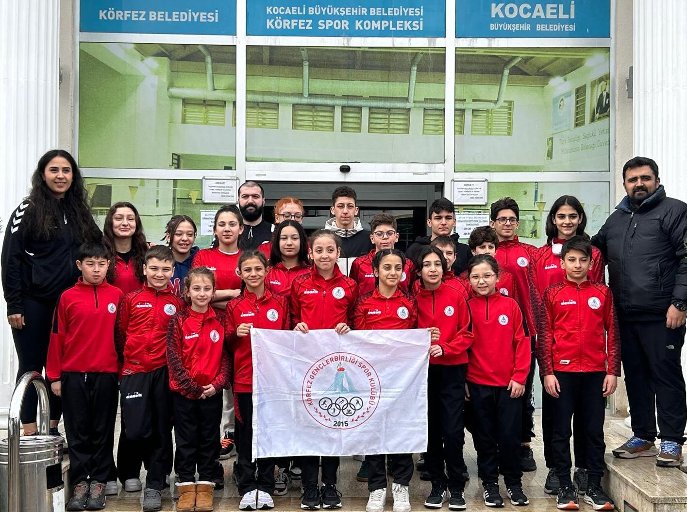 KÖRFEZLİ GENÇ YÜZÜCÜLER KIRKLARELİ’DE DESTAN YAZDILAR
