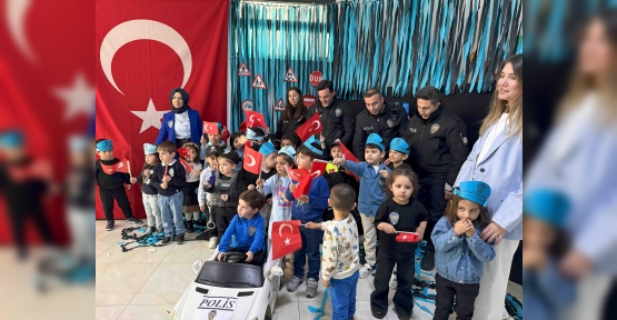 Anne Şehir’de Polislere Sürpriz Kutlama