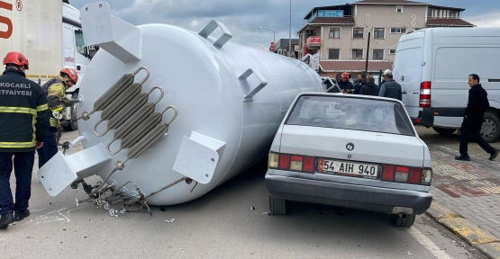 GAZ TANKERİ YOLA DÜŞTÜ, İKİ OTOMOBİLE ÇARPTI