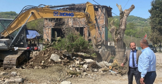 Gölcük’te Riskli Yapılar Birer Birer Yıkılıyor