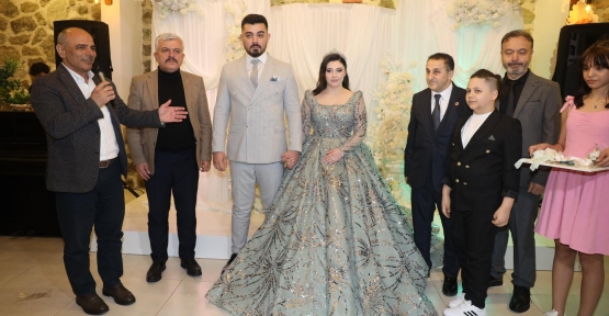 MHP’li Topuz’un Kızı Nişanlandı